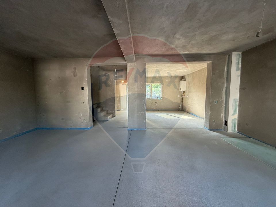 Casa cu 4 camere la gri de vanzare in Sura Mare