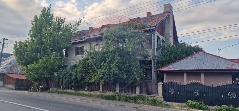 Vilă S+P+1E+M cu 7 camere de vânzare în TG. OCNA
