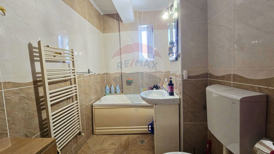 Apartament de 3 camere cu parcare subteranâ în zona Buna Ziua!