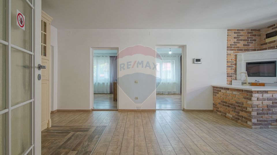 8 room House / Villa for sale, Aurel Vlaicu area