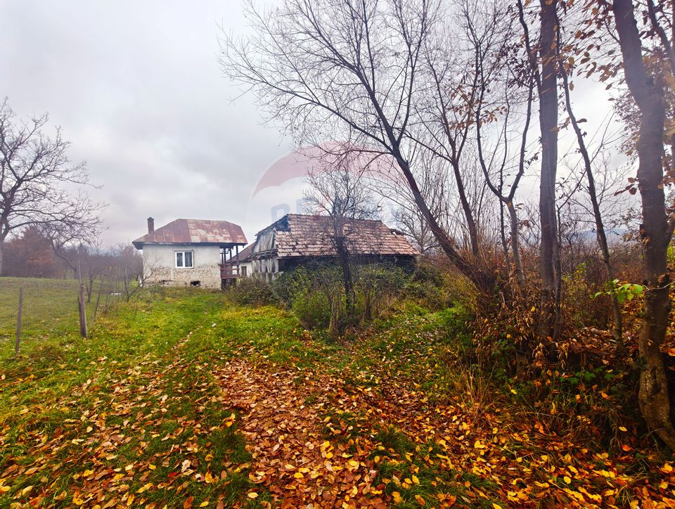 Teren de vânzare Unguraș cu priveliște si anexe