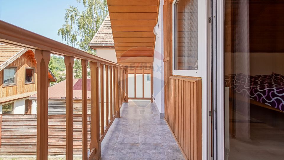 Casă falnică, curte individuală, langă Piața Unirii, în inima Scheilor