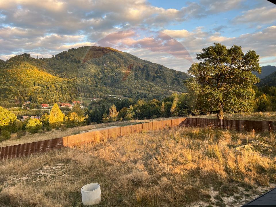 Vilă tip A-Frame, pe un platou montan, vedere panoramica catre Bucegi