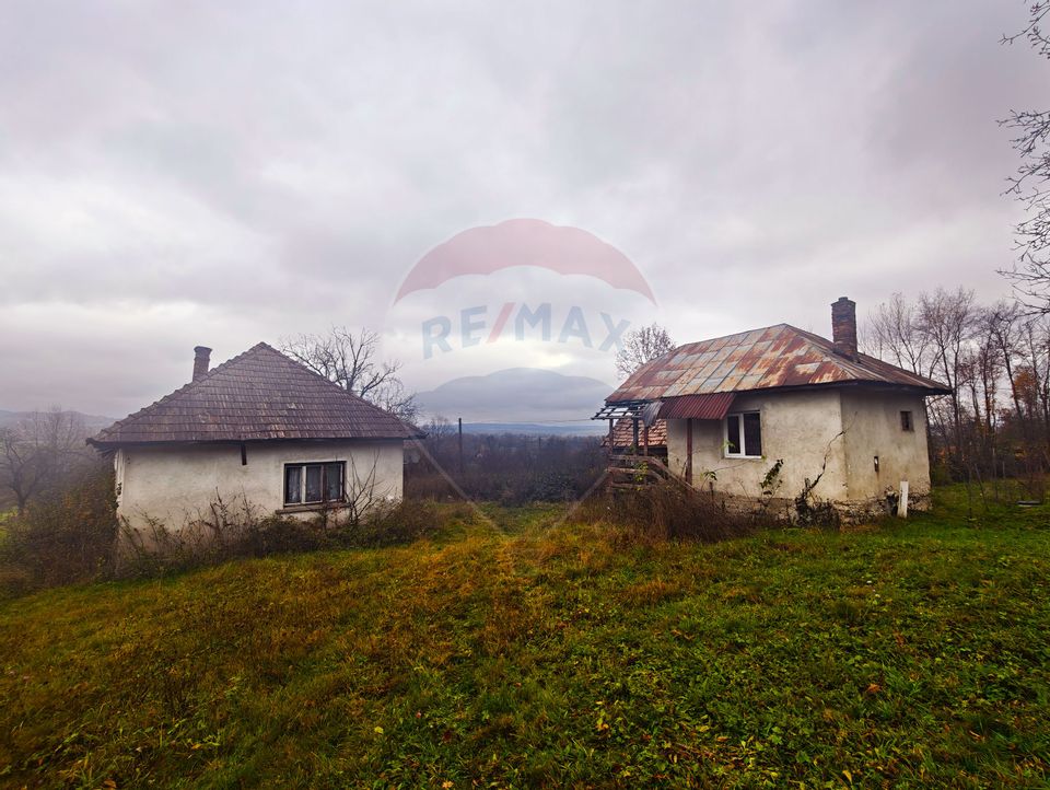 Teren de vânzare Unguraș cu priveliște si anexe