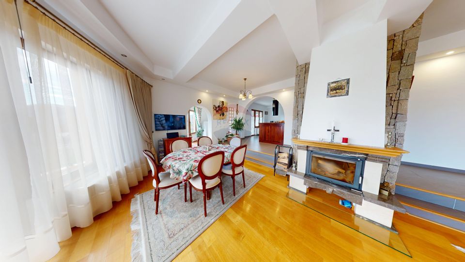 Casă / Vilă de Lux cu 5 camere de vânzare