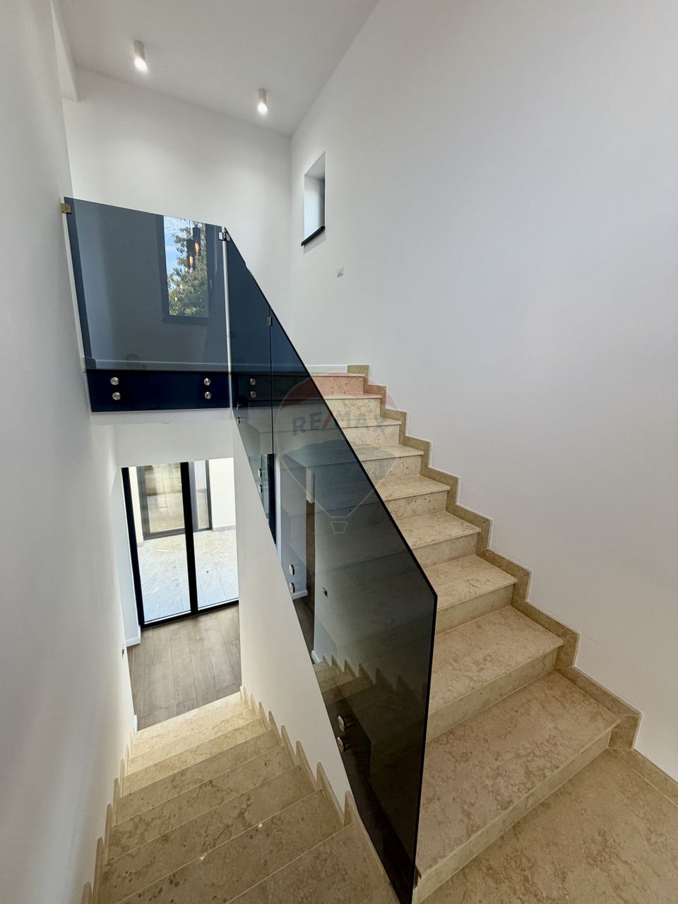 Casă / Vilă cu 4 camere de vânzare în zona Nord