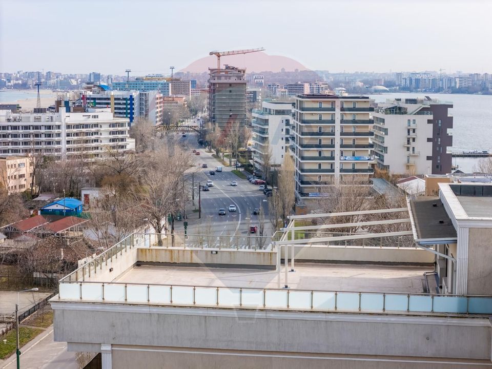 Penthouse de vanzare in Mamaia vedere frontala lac si marea Neagra