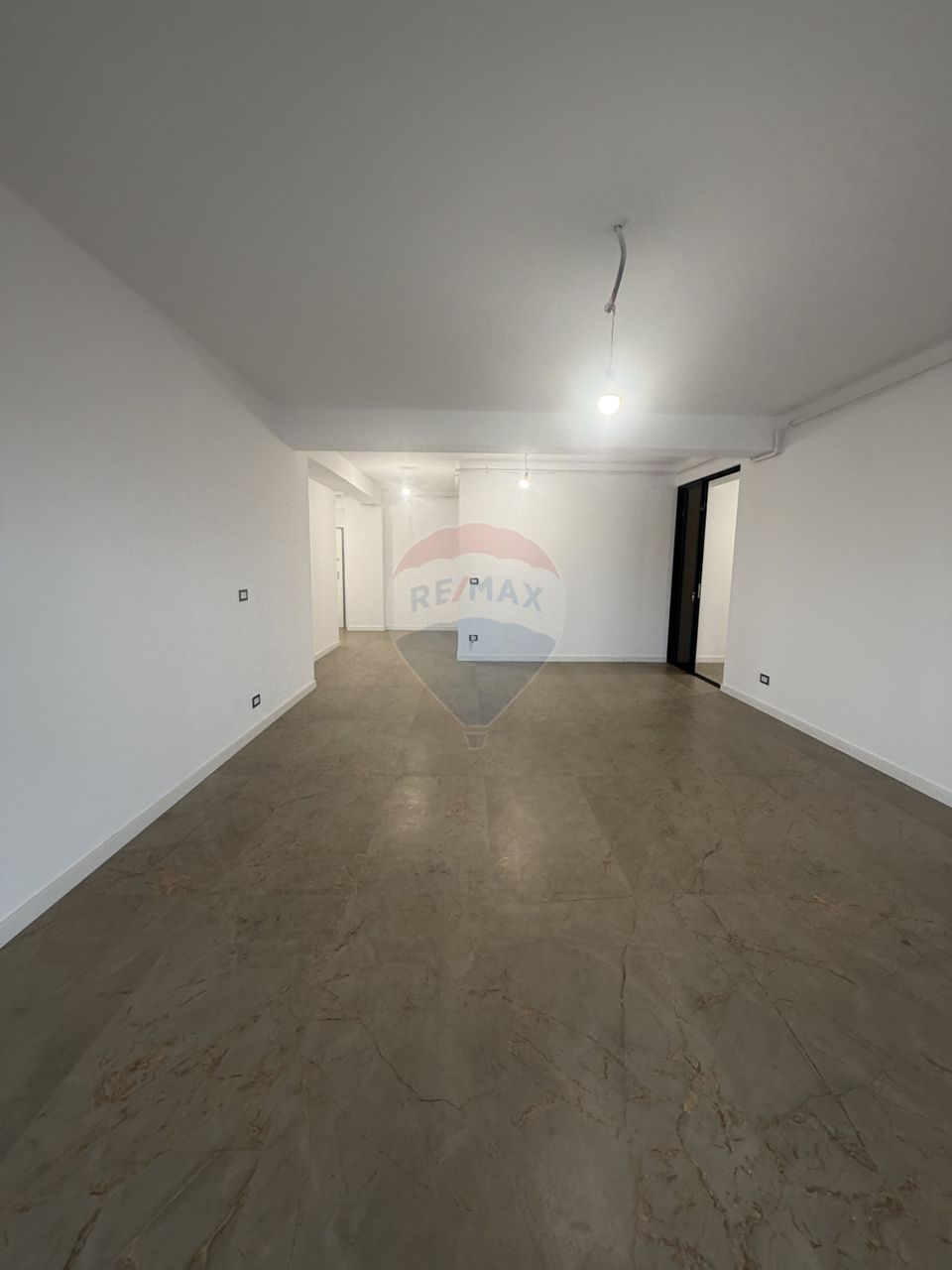 3 camere, Central, bloc nou, etaj 2, lift