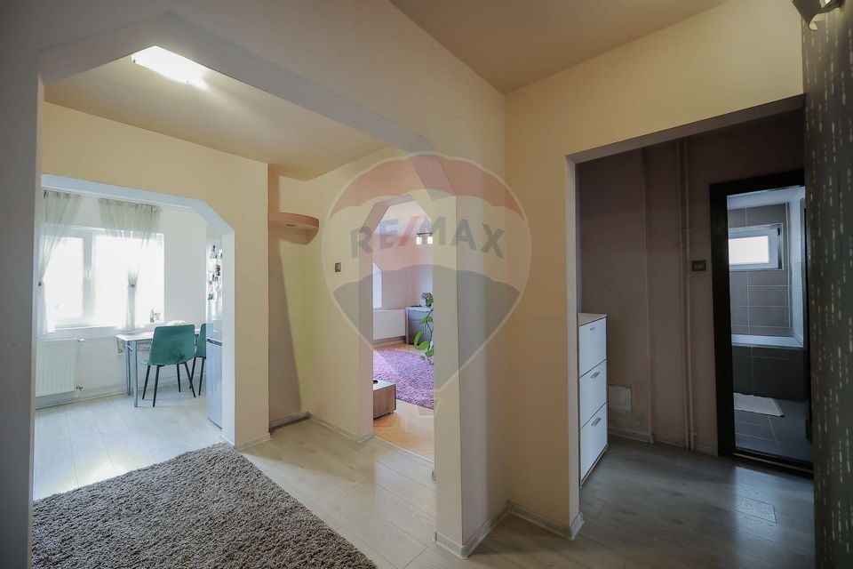 Apartament 3 camere de vânzare în zona Rogerius