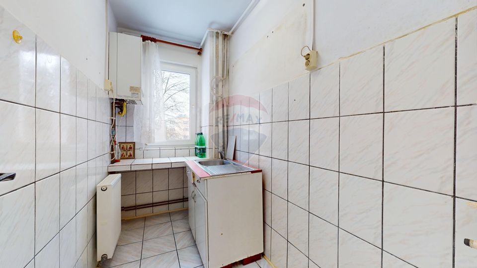 De vânzare: 2 camere, baie cu geam, etaj 2