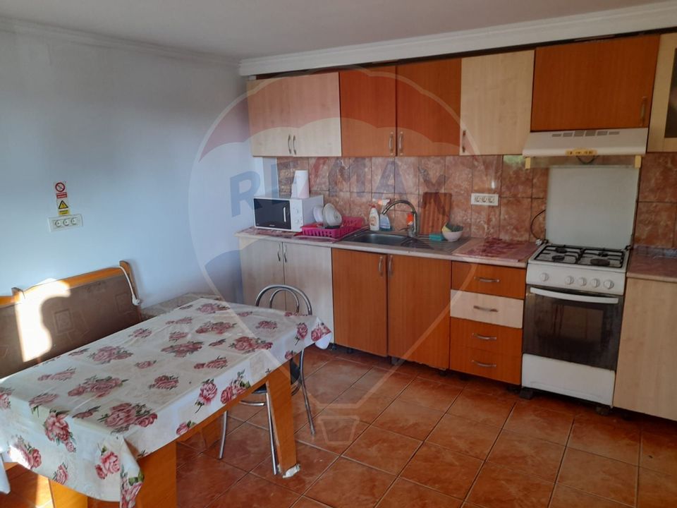 Casă 5 camere, teren 4748 m²  de vânzare - Vǎrǎdia de Mureş