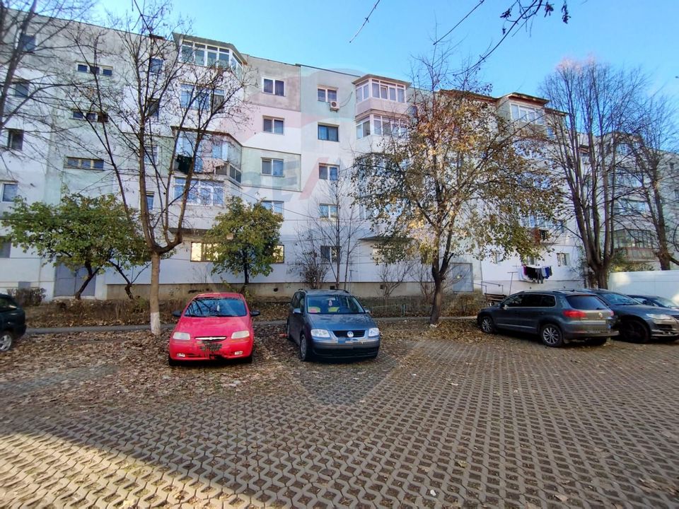 Apartament semidecomandat cu 2 camere, de vânzare, zona Republicii