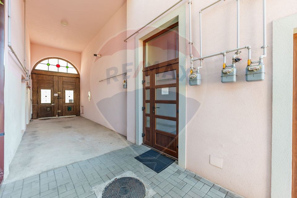 Apartament modern 2 camere + curte de închiriat Ultracentral