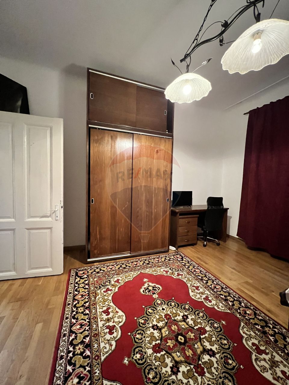 Apartament cu 3 camere de închiriat , parcare, terasa, strada Paris