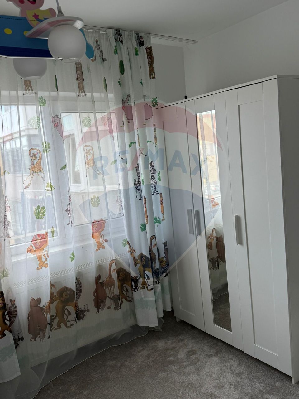 de inchiriat 3 camere, 70 mp, ultrafinisat, 3/4, centrala