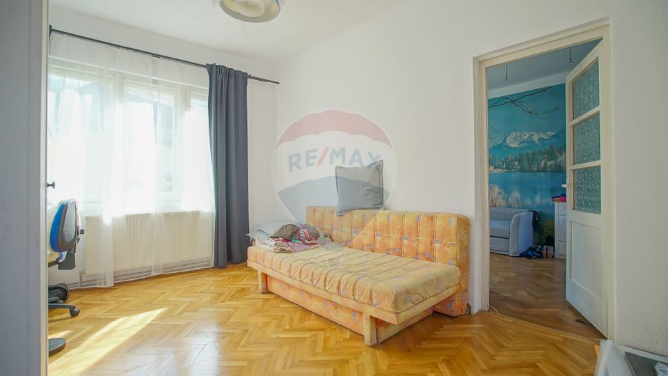 REZERVATA! Vilă impozantă, cu două apartamente și mansardă, Schei