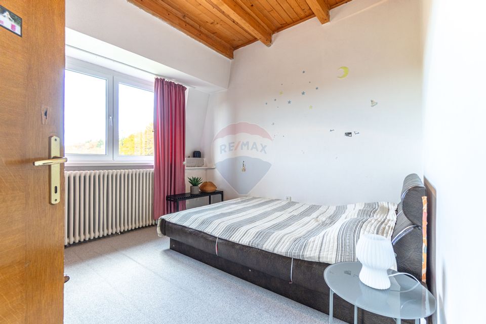 Oferta! Pensiune cu 7 camere de vânzare/ Poiana Marului