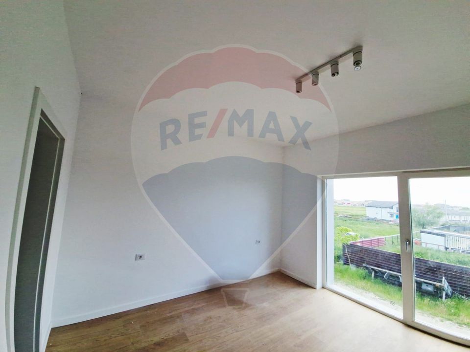 Casă / Vilă - 132,5 mp  , teren - 264 mp  / zona Cârcea