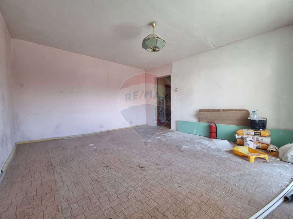 Apartament (de renovat) cu 2 camere de vânzare în Râșnov/Romacril