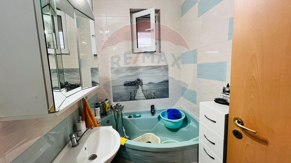 Apartament cu 3 camere de vânzare în zona Rogerius