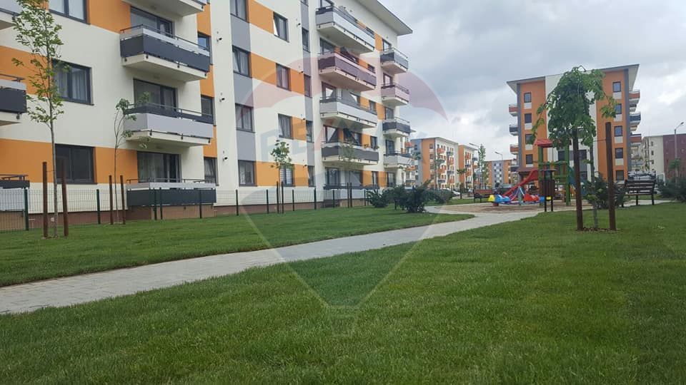 Apartament cu 3 camere de vânzare în zona Tractorul