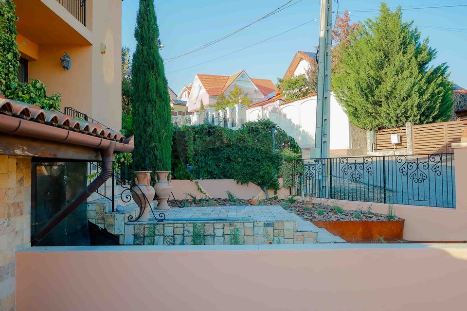 Casă / Vilă cu 5 camere de vânzare în zona Dealuri Oradea