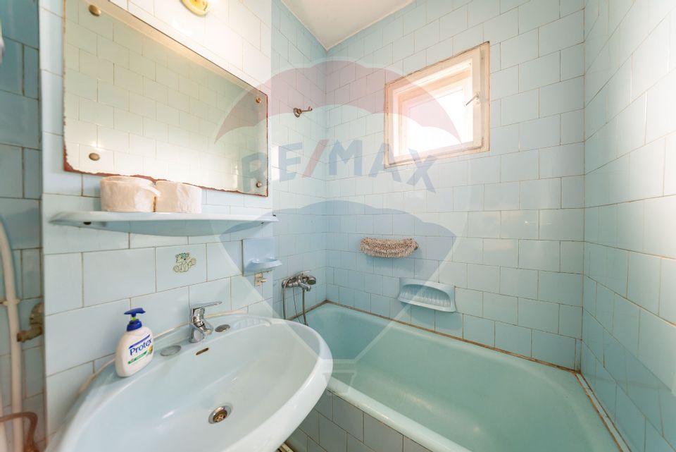 Apartament cu 4 camere, decomandat in zona centrala