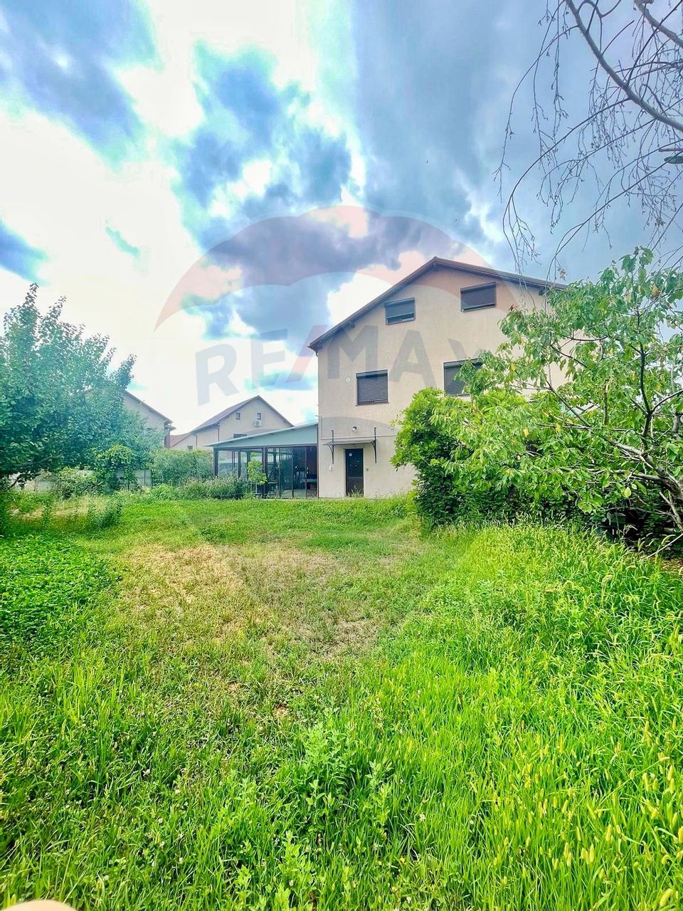 Casă individuală P+1+M, Chiajna – mobilată și utilată, cartier privat