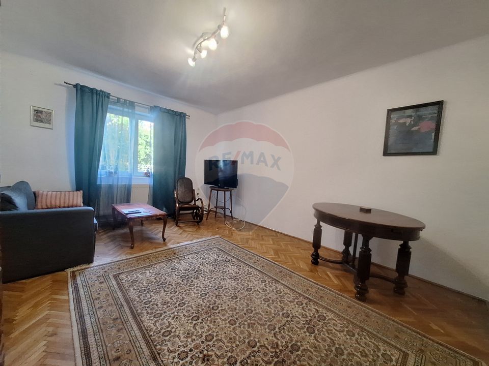 doua case de vanzare in aceeasi curte, în zona Sub Arini