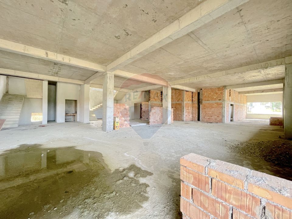 Land and multifunctional building, Poiana Brasov