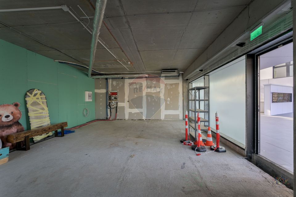 Spatiu ideal showroom/cafenea | vitrine + terasa