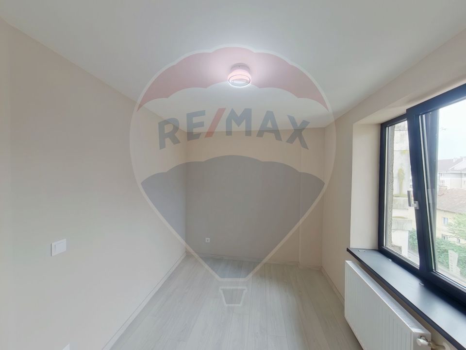 Apartament cu 4 camere de vânzare,  str. 1 Decembrie 1918