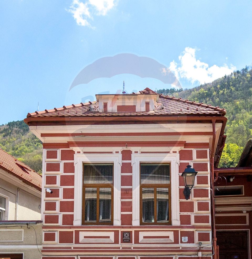 Property Located under Tâmpa composed of 2 Houses and Garden,
