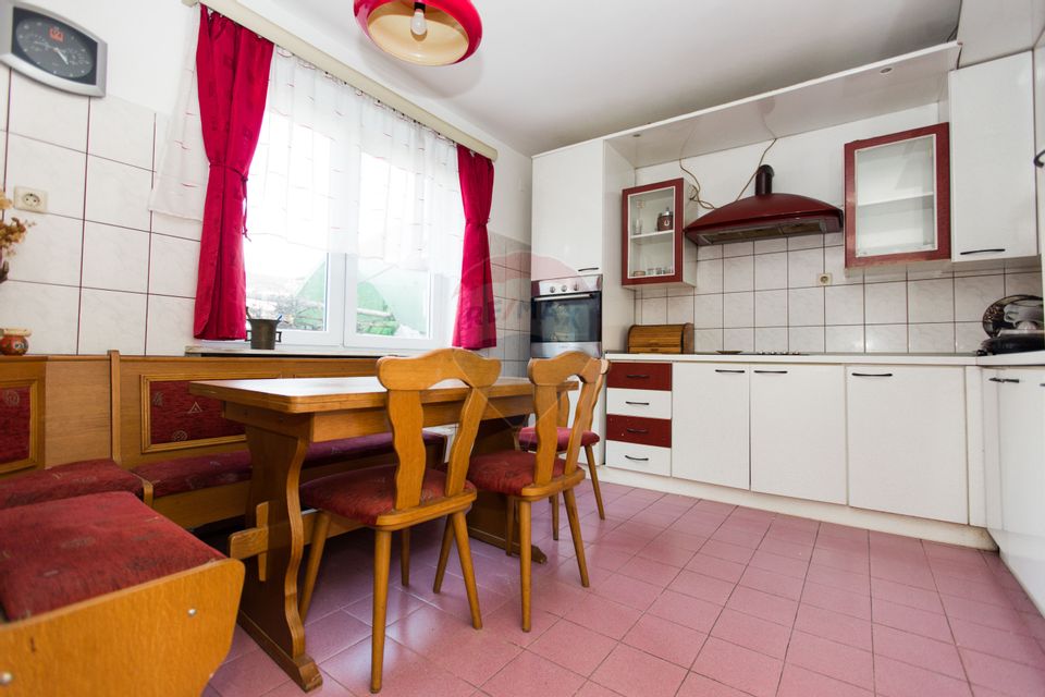 Casă elegantă cu 3 dormitoare, living spațios, mansarda, garaj