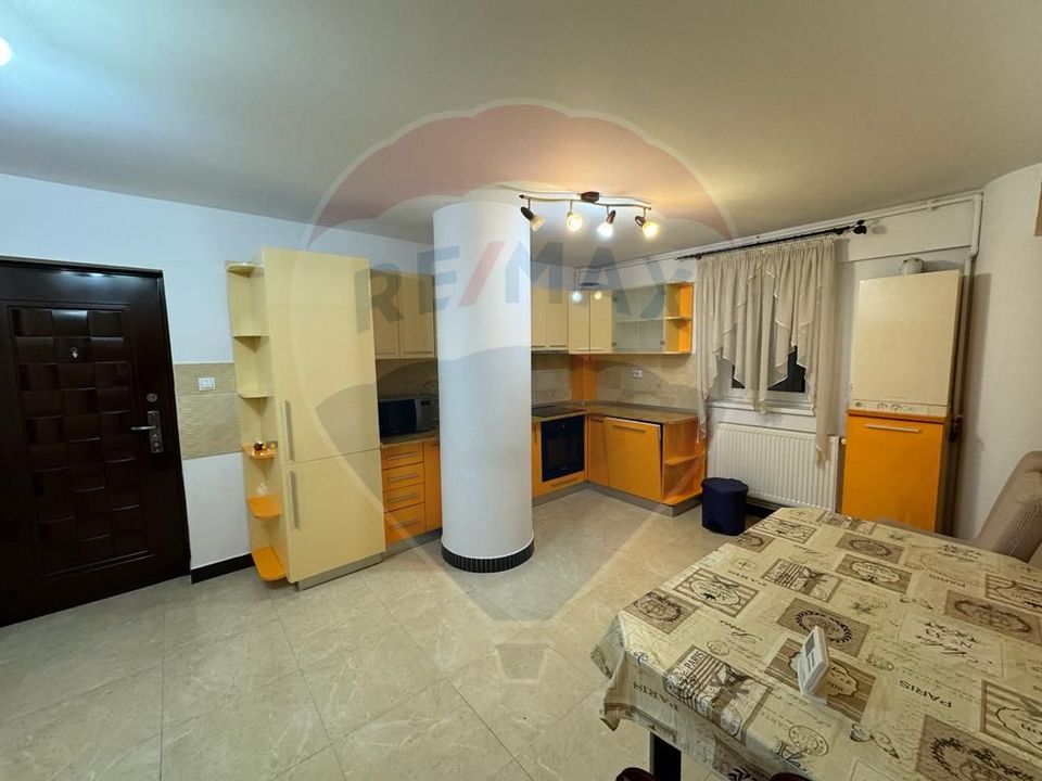 Apartament cu 3 camere de închiriat în zona Central