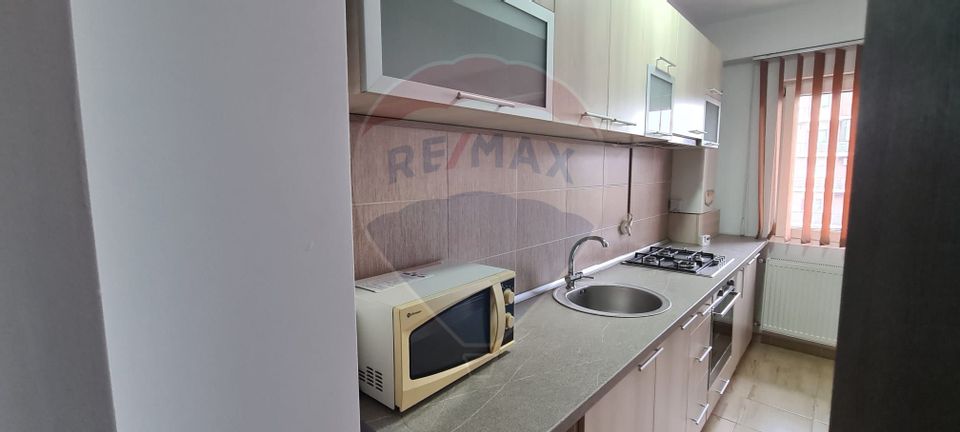 Apartament cu 3 camere de închiriat