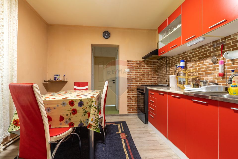 Proprietate versatilă cu casă, două hale și teren generos