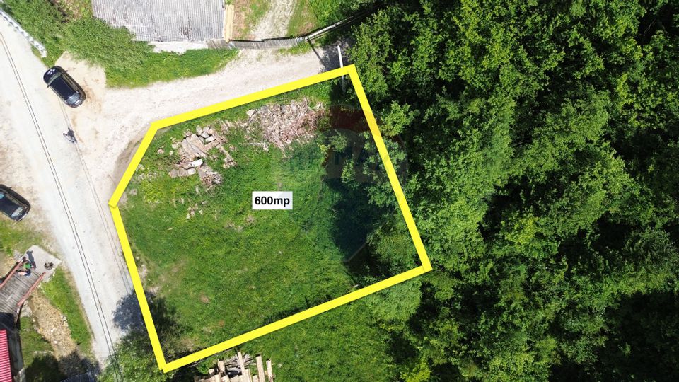 Teren de vânzare la munte cu râu în față și priveliște superbă