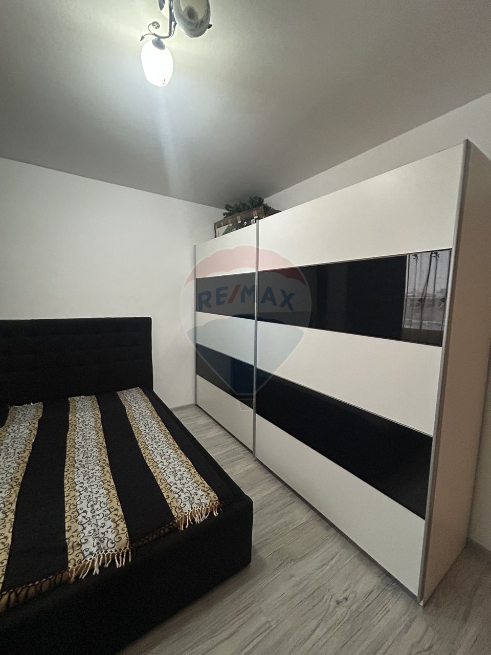 Apartament 3 camere de închiriat bloc nou lift în zona ultra Central