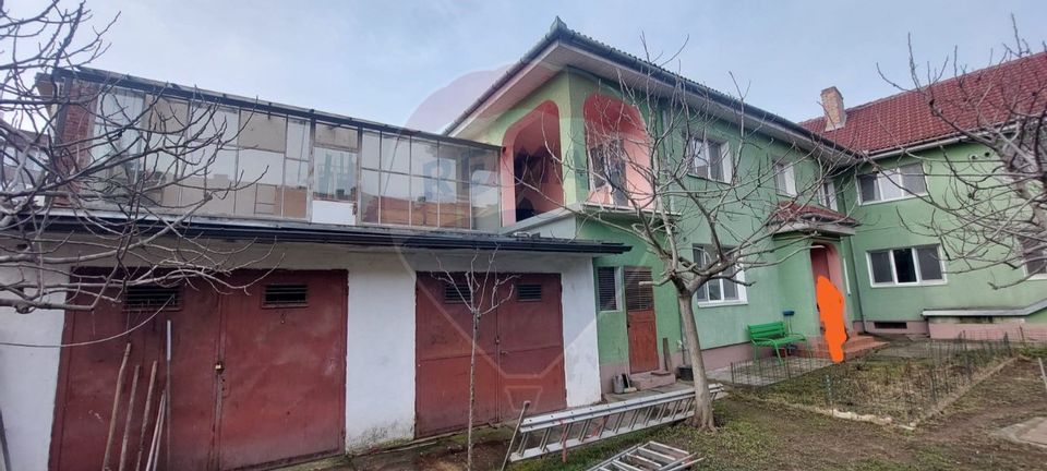 Casă / Vilă cu 8 camere de vânzare în zona Lunei