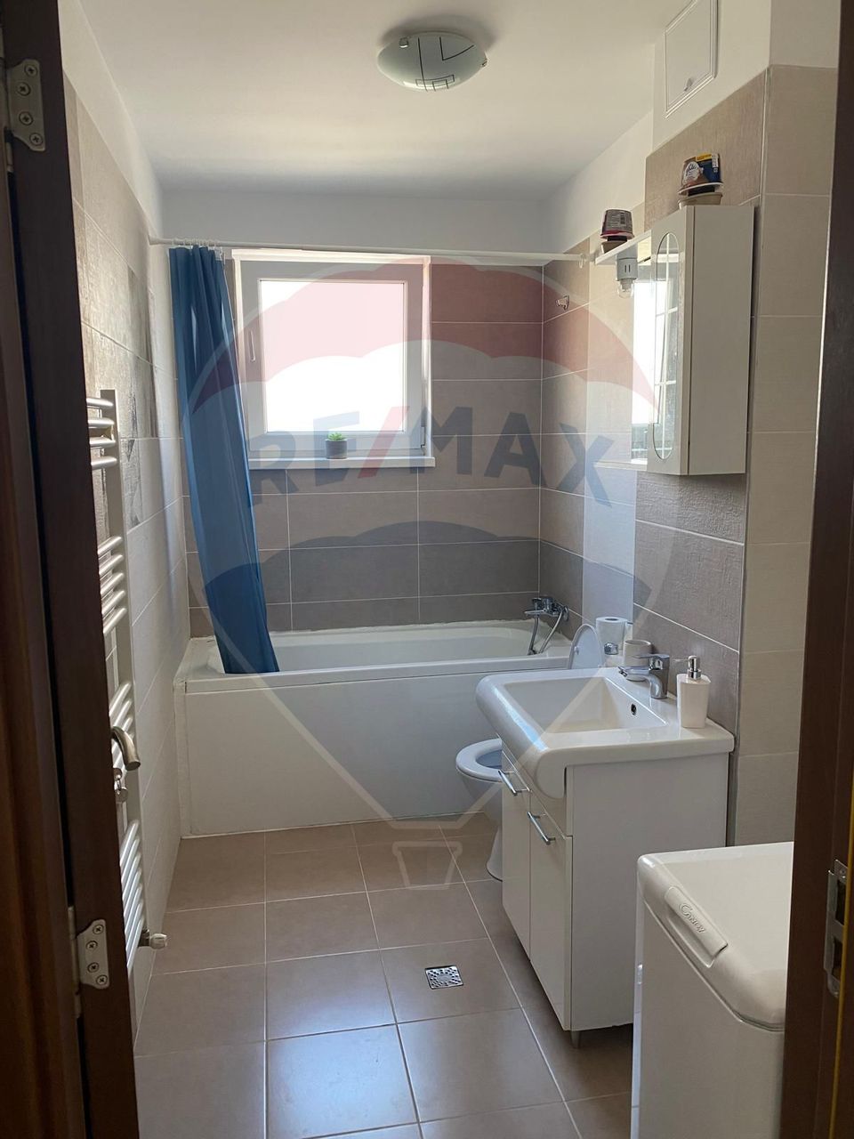 Apartament cu 3 camere de închiriat, loc de parcare