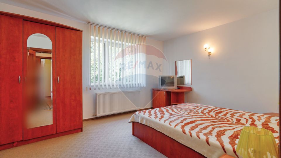 Casă / Vilă cu 8 camere de vânzare în zona Valea Rasnoavei