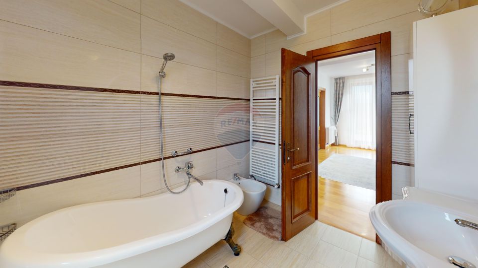 Casă / Vilă de Lux cu 5 camere de vânzare