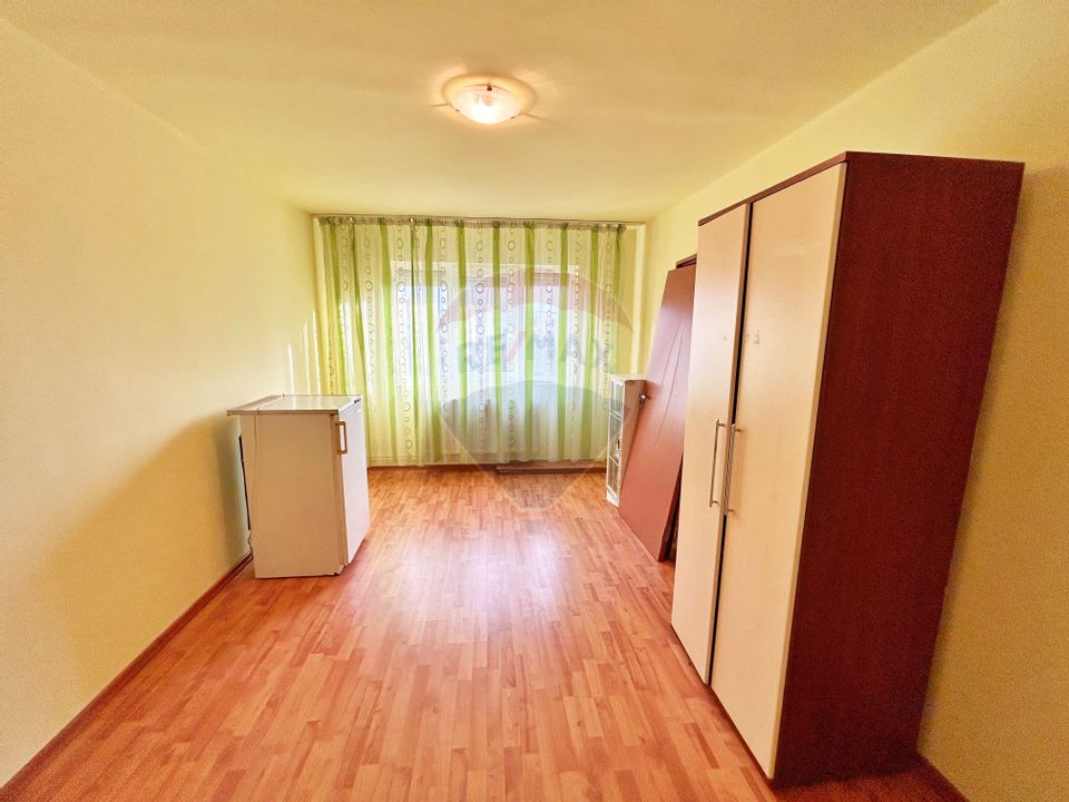 Apartament cu 3 camere de vânzare în Vlaicu, fără comision