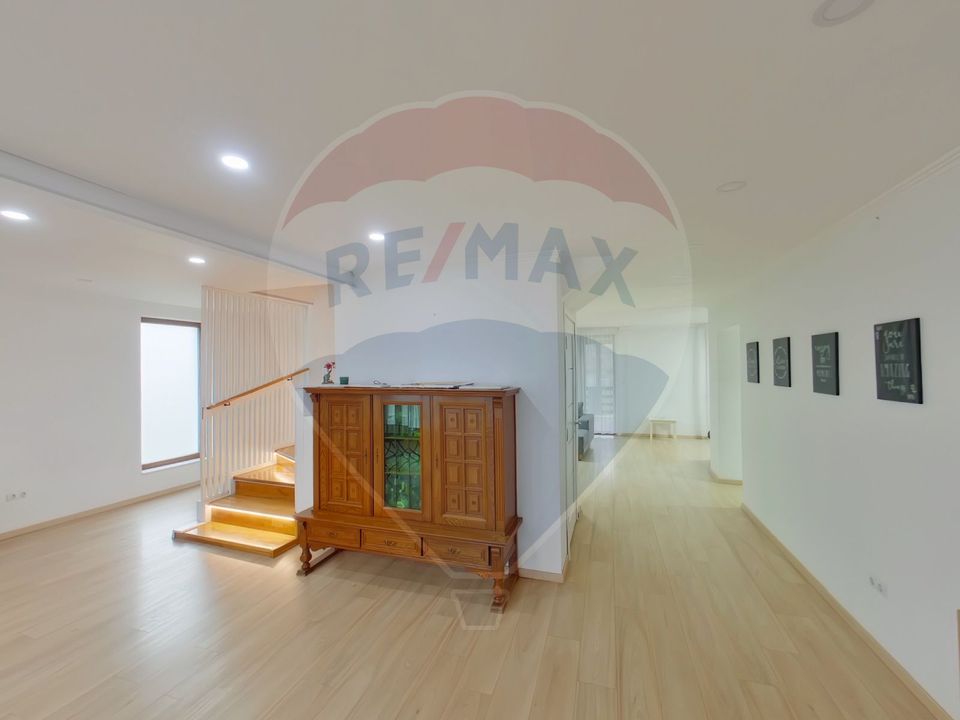 Casă / Vilă cu 6 camere de vânzare în zona Est