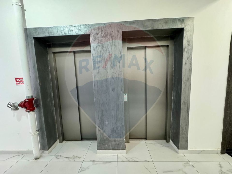 Apartament cu 4 camere de vânzare în zona Sarari