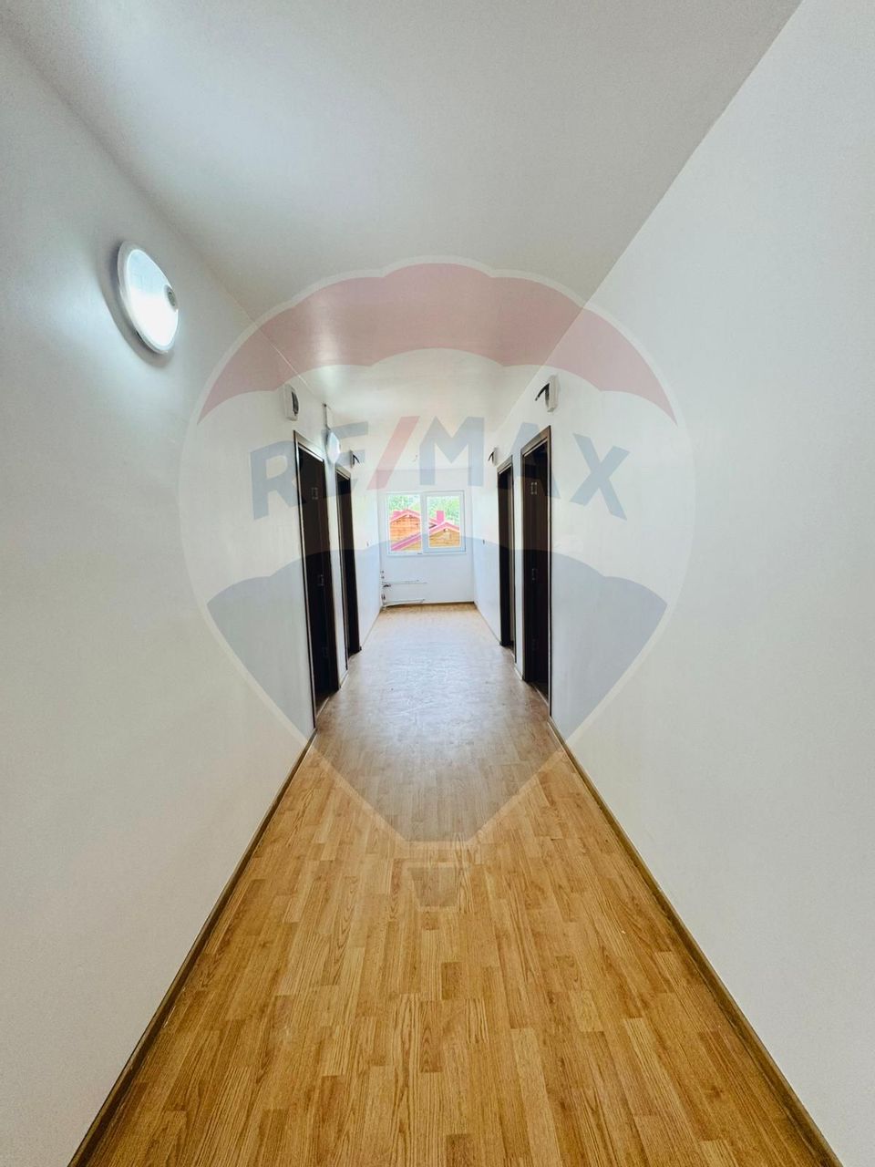 Hotel / Pensiune cu 9 camere de închiriat în zona Est