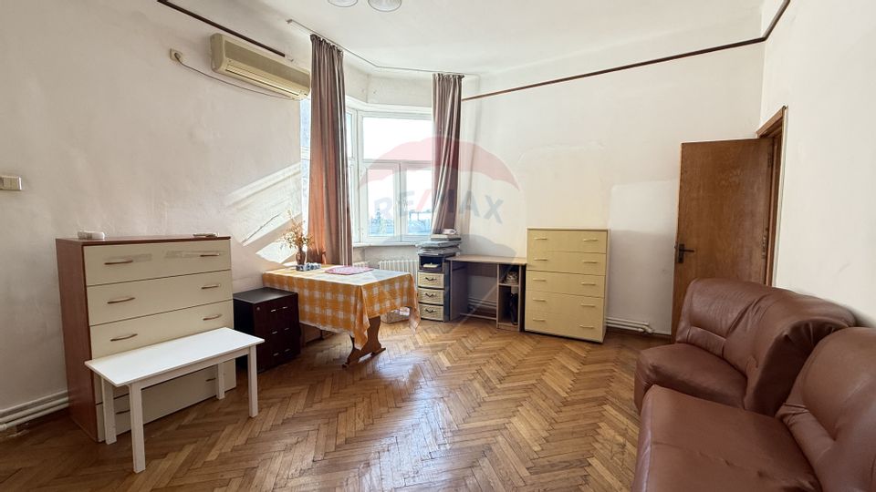 Duplex cu 9 camere de vânzare în zona Peninsula. D+P+E