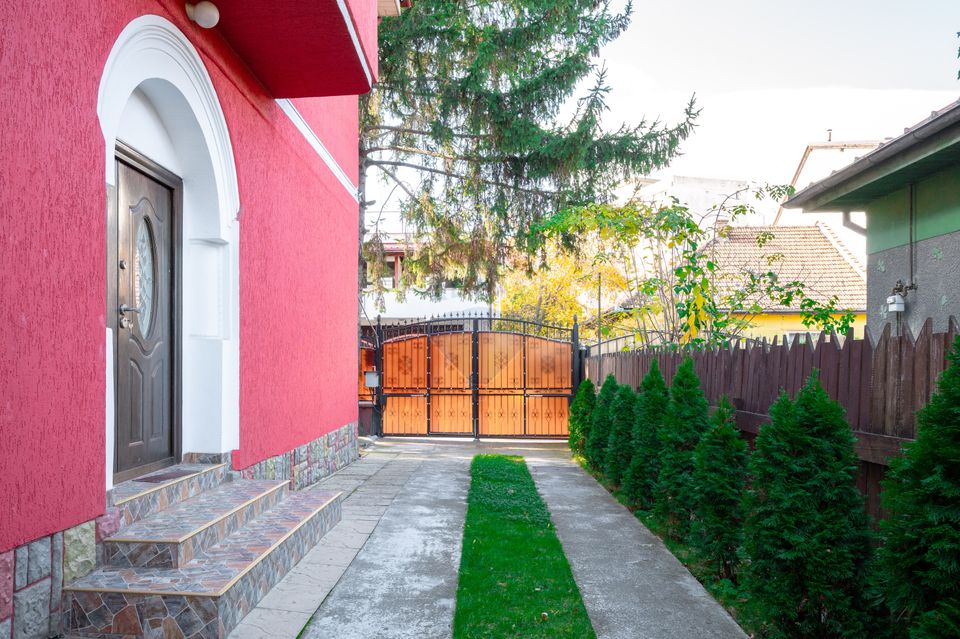 De inchiriat apartament 3 camere la casă, zona Florilor cu parcare