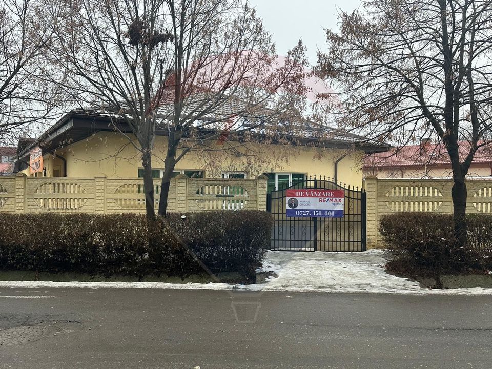 Casă spațioasă 6 camere, 2 băi, garaj spatios și terasă